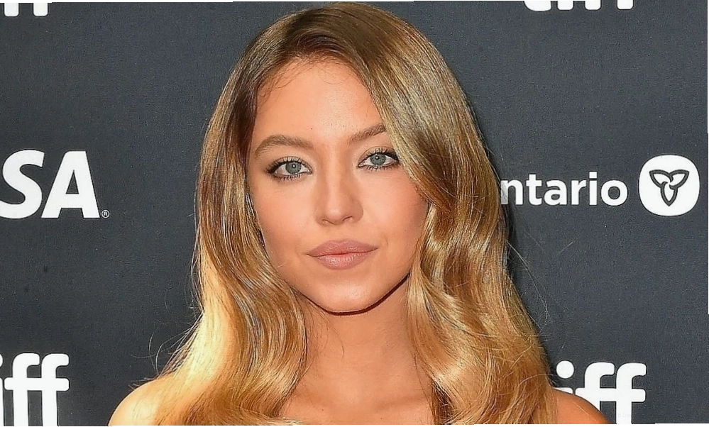 Sydney Sweeney bị chỉ trích vì treo nội y lên bảng hiệu Hollywood