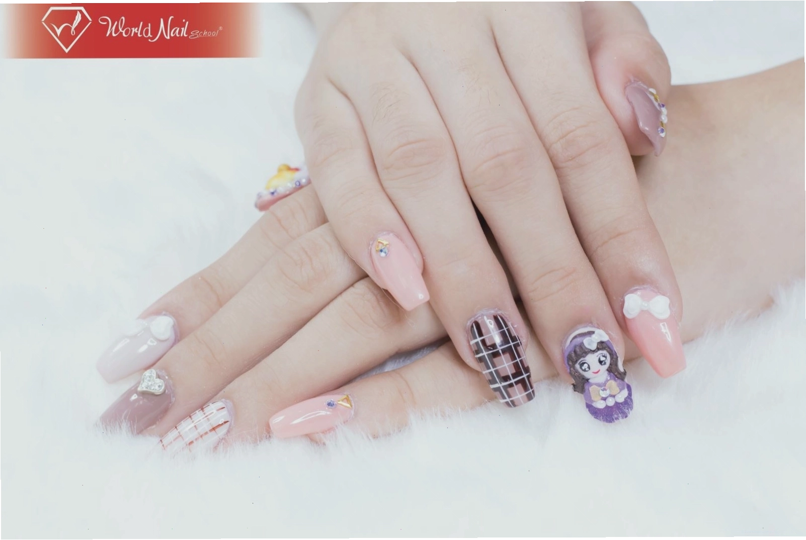 Thợ làm nail đang thực hiện kỹ thuật sơn móng chuyên nghiệp