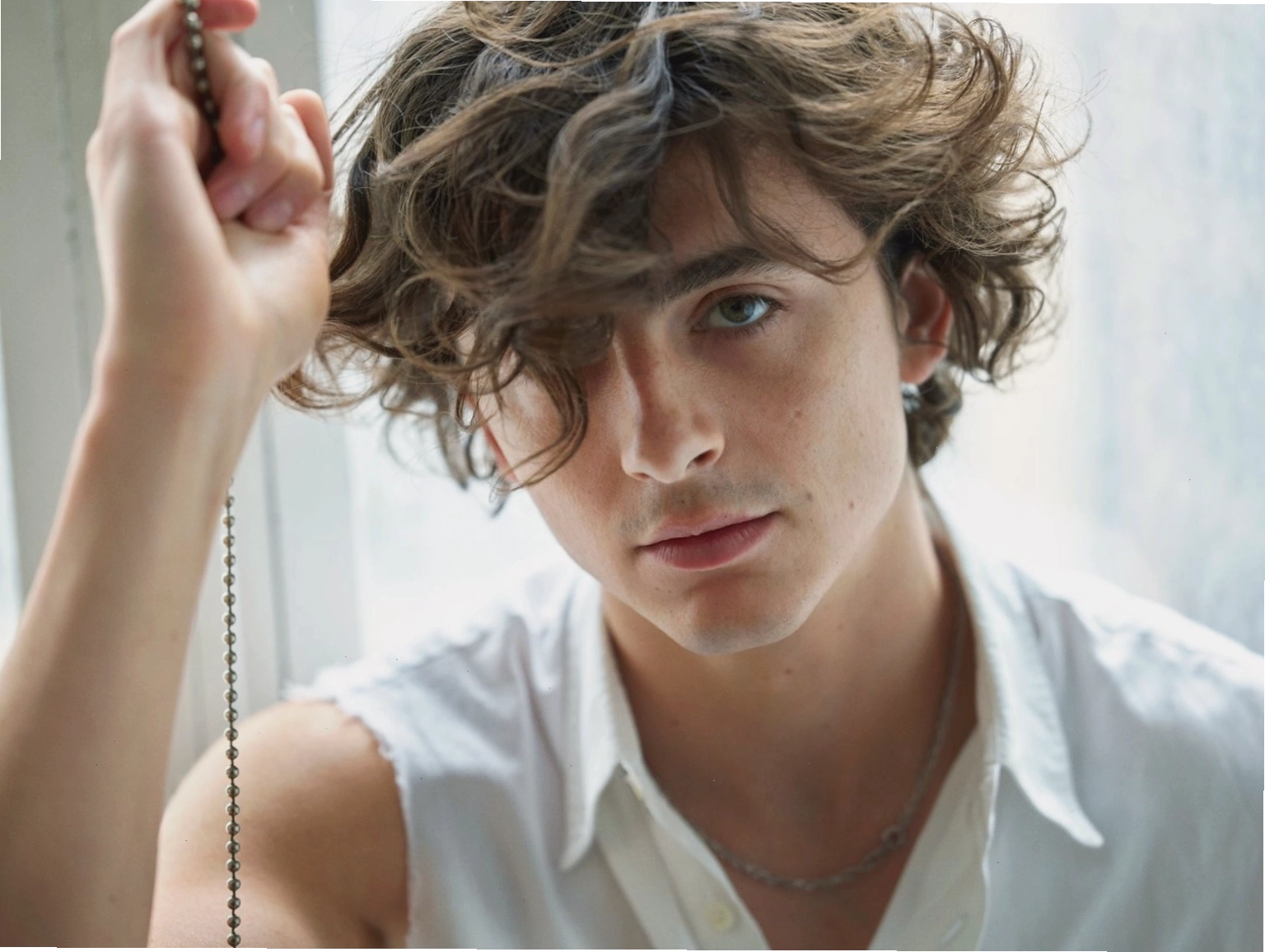 Timothée Chalamet với phong cách thời trang ấn tượng trên thảm đỏ.