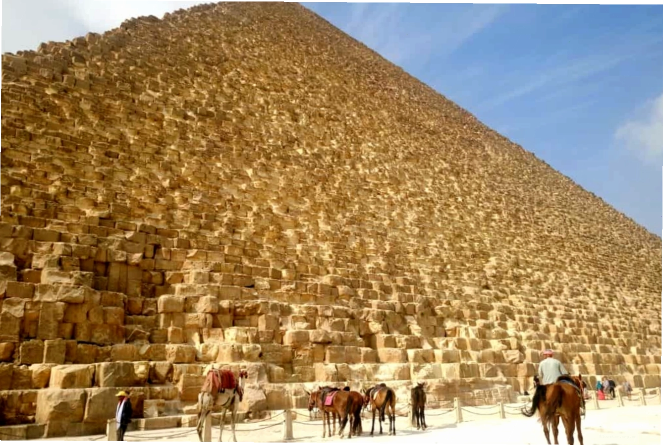 Toàn cảnh khu phức hợp Kim Tự Tháp Giza với tượng Nhân sư Sphinx