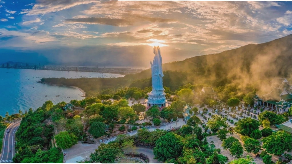 Toàn cảnh Tượng Phật Bà Lady Buddha Đà Nẵng uy nghiêm nhìn ra biển