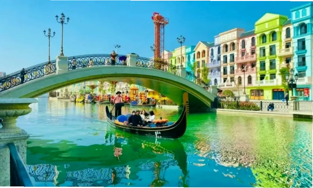 Trải nghiệm ngồi trên thuyền Gondola tại Mega Grand World Hà Nội