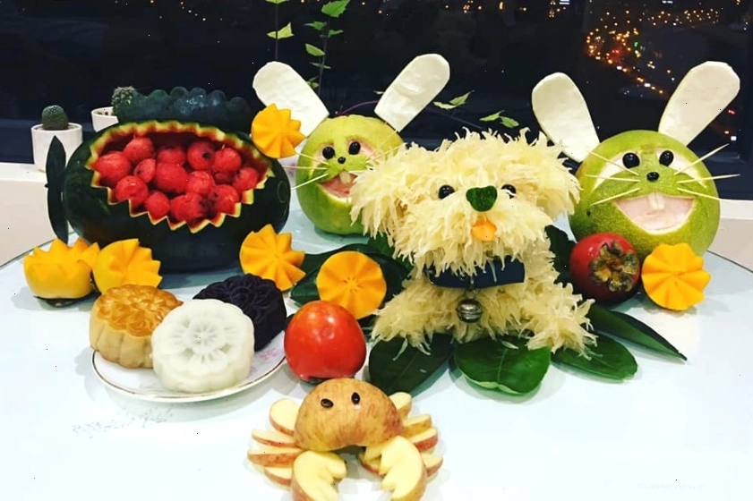 Trang trí những con vật đáng yêu cho mâm cỗ trung thu bằng trái cây và bánh kẹo