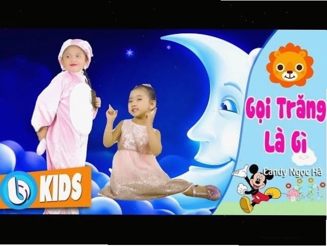 Trẻ em chuẩn bị mâm ngũ quả và bánh Trung Thu