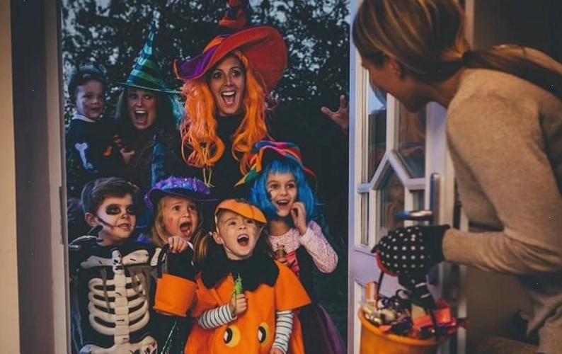 Trẻ em đi Trick-or-Treat trong dịp Halloween