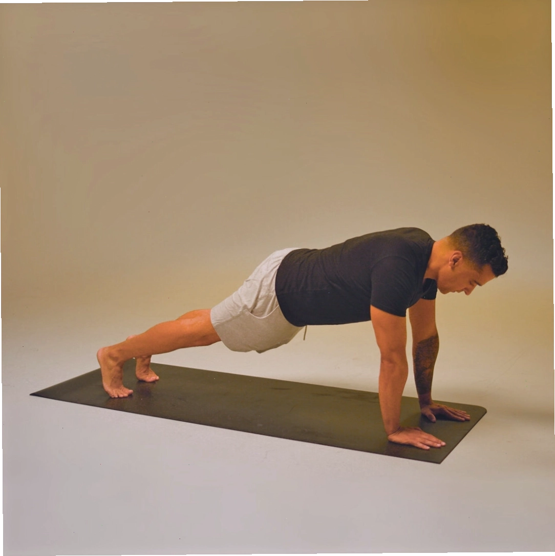 Tư thế bắt đầu bài plank chuẩn xác với khuỷu tay thẳng hàng vai