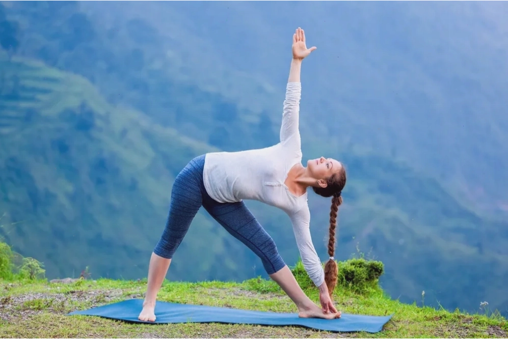 Tư thế Tam giác (Trikonasana) kéo giãn cột sống và hông