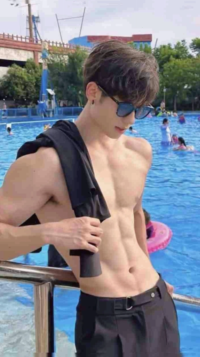 Vẻ đẹp nam tính của chàng trai 6 múi
