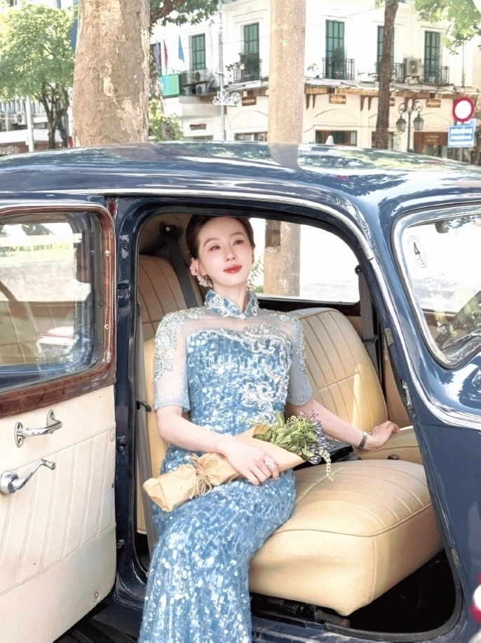 Vẻ ngoài nổi bật của Lưu Thi Thi tại Hà Nội