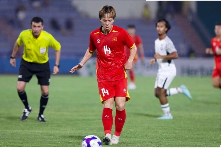Viktor Lê thi đấu chủ yếu ở vị trí tiền vệ tấn công, thể hiện kỹ thuật cá nhân tốt