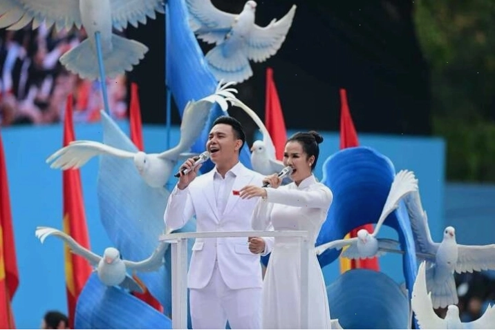 Võ Hạ Trâm và Đông Hùng thể hiện ca khúc 'Viết tiếp câu chuyện hòa bình'