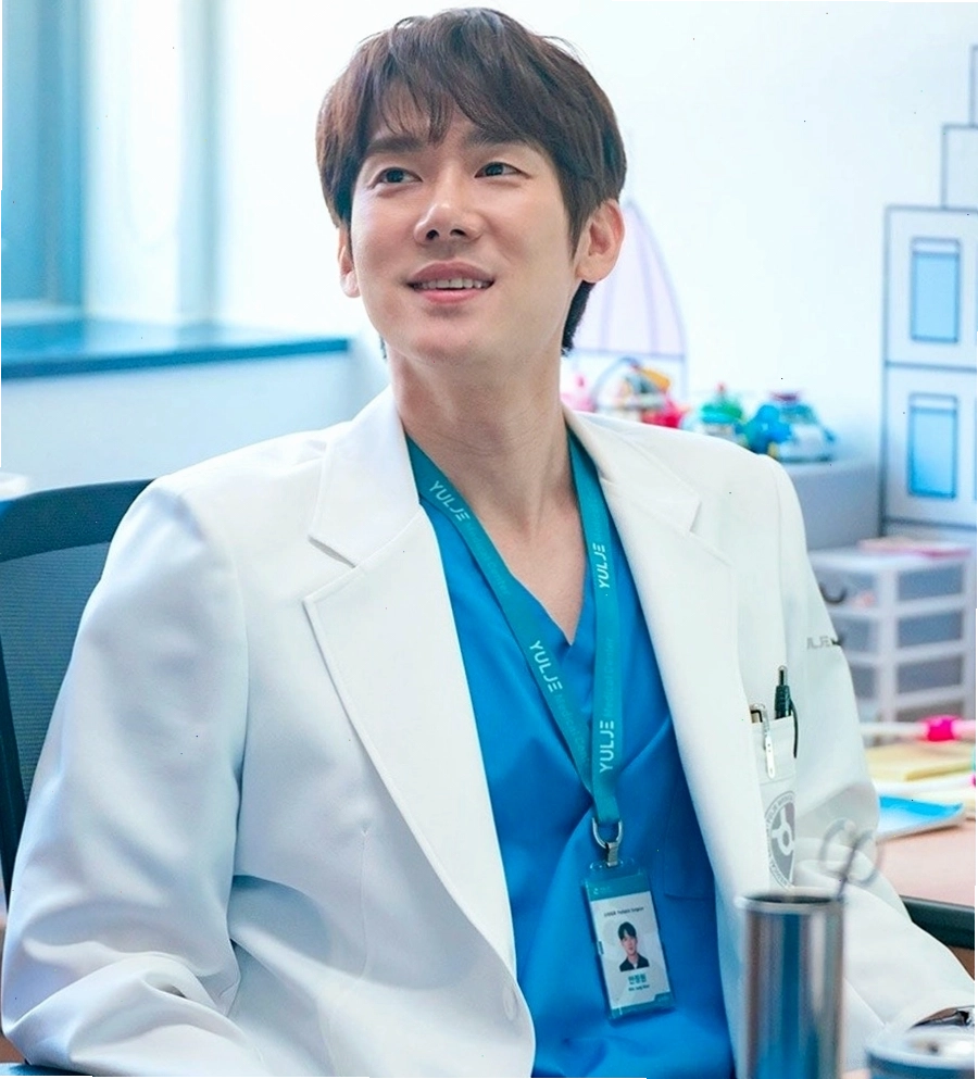 Yoo Yeon Seok hóa thân thành bác sĩ nhi khoa Ahn Jung Won, một nhân vật có trái tim nhân hậu.